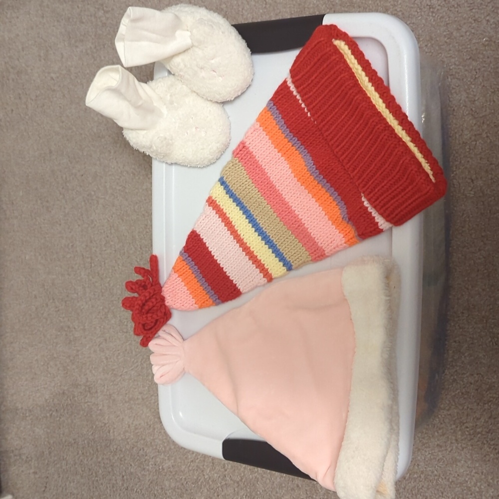 2 hats + 1 pair slippers from Gap and Old Navy very soft and warm Sz 6-12 months